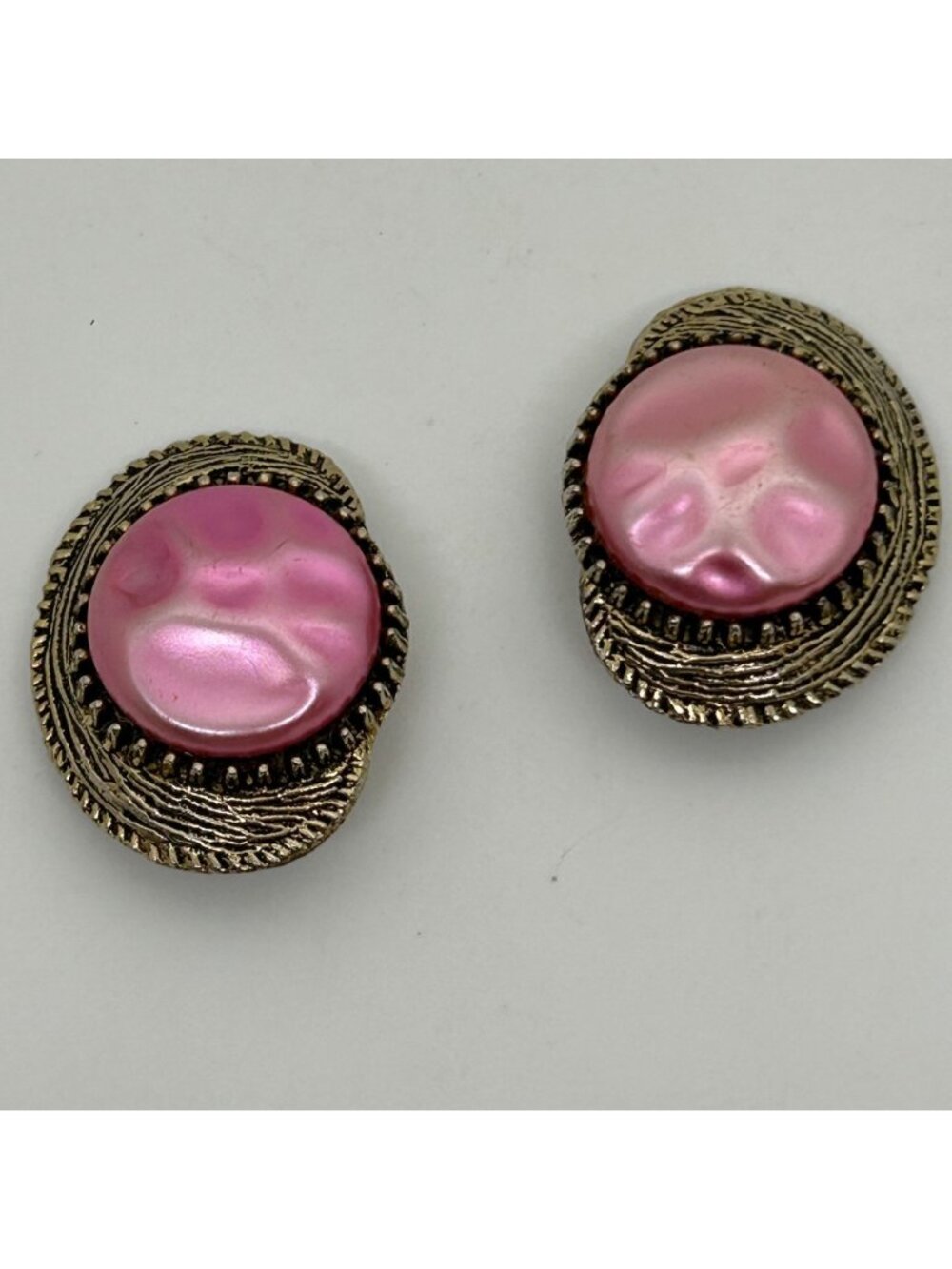 Pink Cabochon Gold Tone Textured Rope Border Round Statement Clip-On Vintage Ear